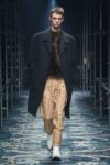 prada mens fw2531 Milano Fashion Week Uomo 2025: Prada si lascia andare all’istinto del romanticismo 