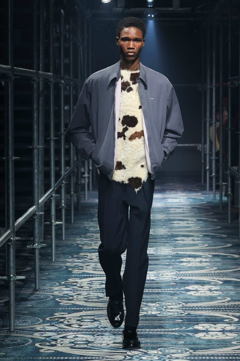 prada mens fw2536 Milano Fashion Week Uomo 2025: Prada si lascia andare all’istinto del romanticismo 