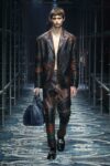 prada mens fw2540 Milano Fashion Week Uomo 2025: Prada si lascia andare all’istinto del romanticismo 