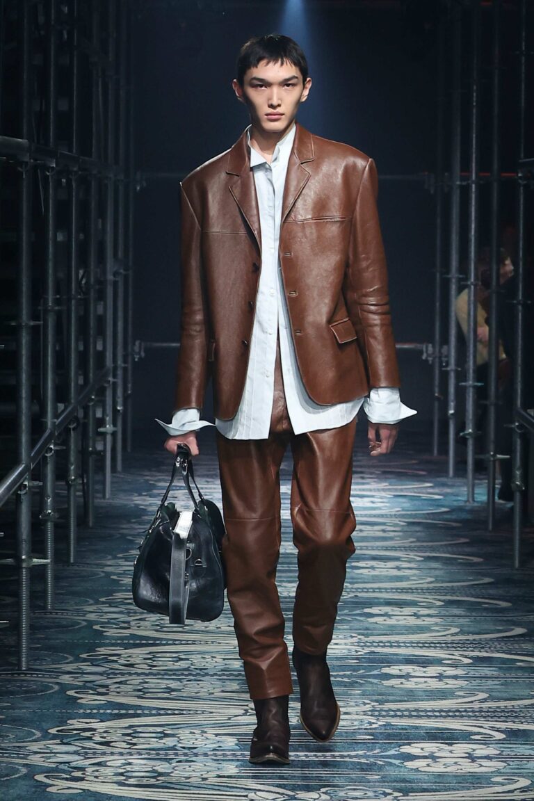 prada mens fw2542 Milano Fashion Week Uomo 2025: Prada si lascia andare all’istinto del romanticismo 