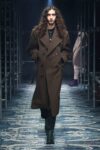 prada mens fw2548 Milano Fashion Week Uomo 2025: Prada si lascia andare all’istinto del romanticismo 