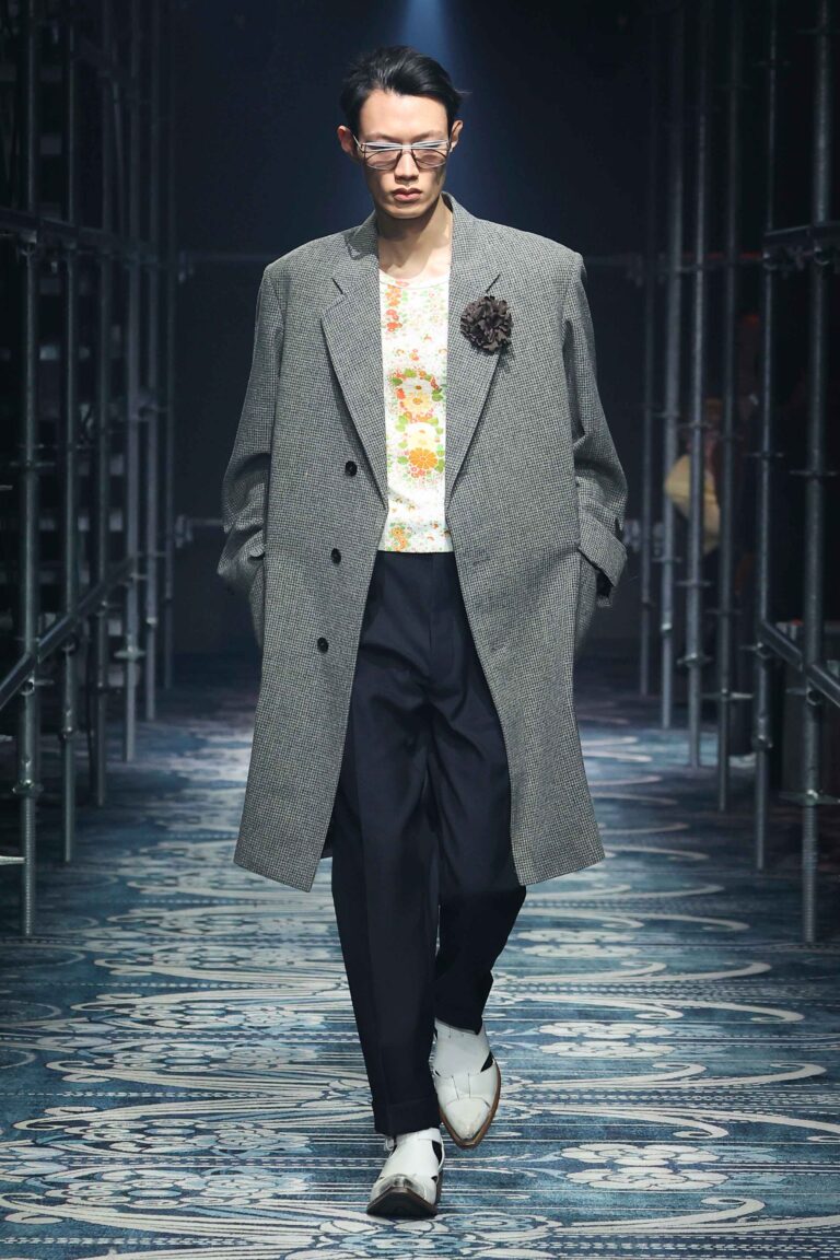 prada mens fw2555 Milano Fashion Week Uomo 2025: Prada si lascia andare all’istinto del romanticismo 