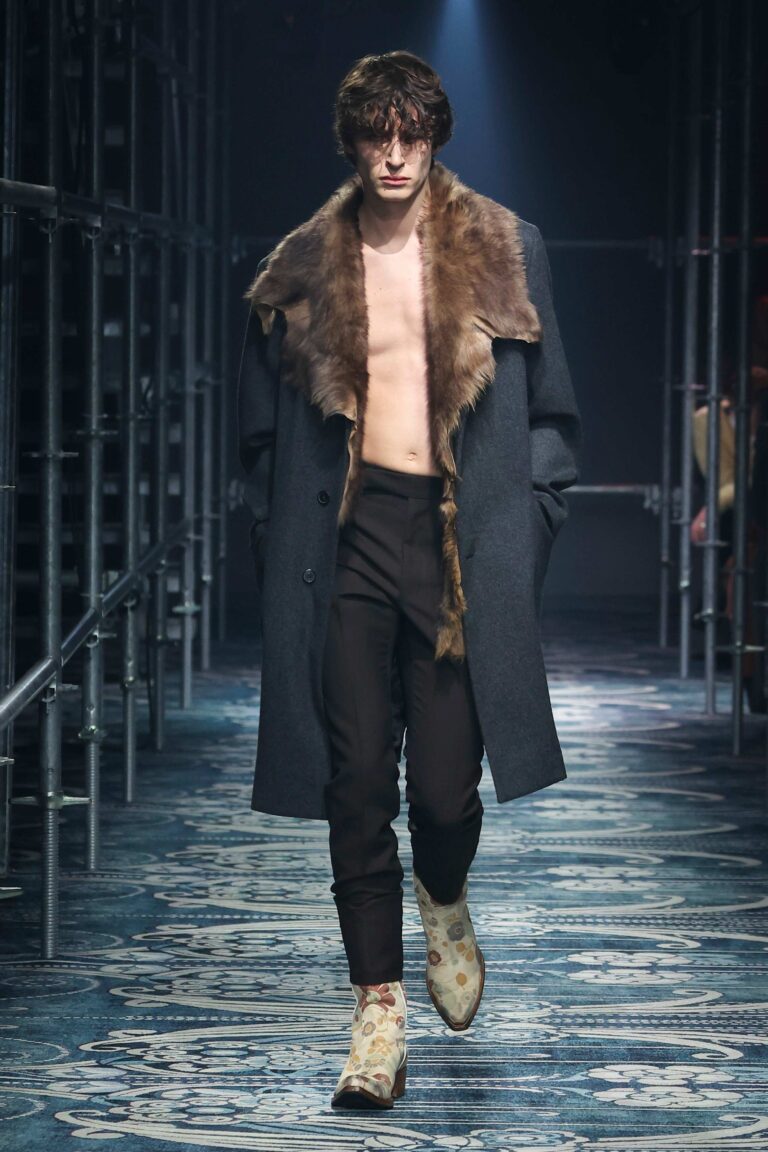 prada mens fw2556 Milano Fashion Week Uomo 2025: Prada si lascia andare all’istinto del romanticismo 