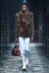 prada mens fw257 Milano Fashion Week Uomo 2025: Prada si lascia andare all’istinto del romanticismo 