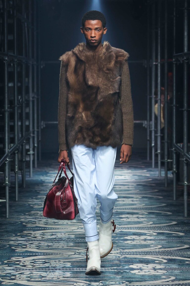 prada mens fw257 Milano Fashion Week Uomo 2025: Prada si lascia andare all’istinto del romanticismo 