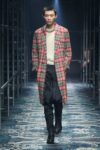 prada mens fw259 Milano Fashion Week Uomo 2025: Prada si lascia andare all’istinto del romanticismo 