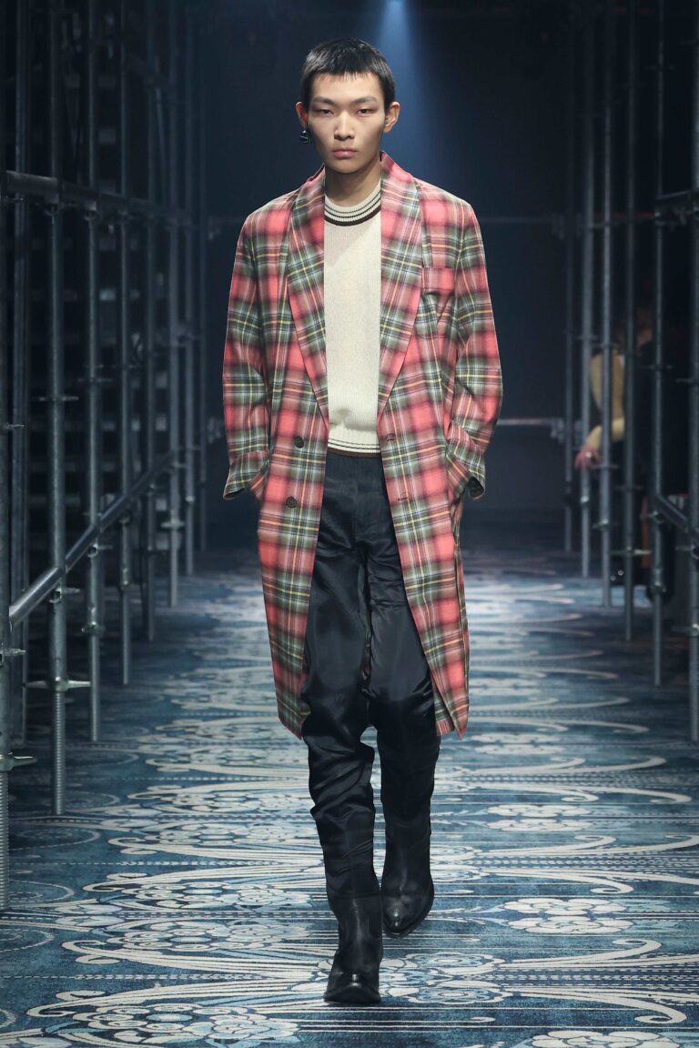 prada mens fw259 Milano Fashion Week Uomo 2025: Prada si lascia andare all’istinto del romanticismo 