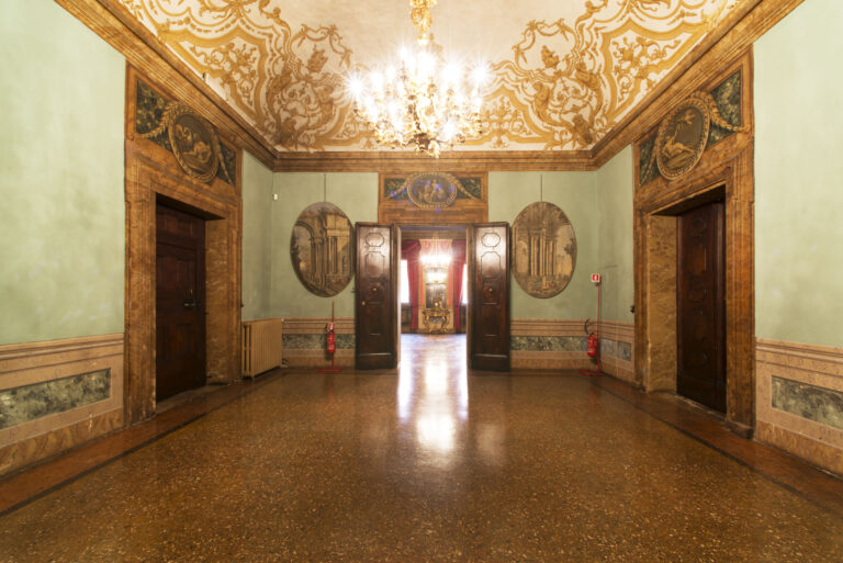 Sala degli Specchi. Palazzo Isolani