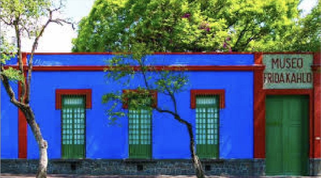 Le mura azzurre del Museo Frida Khalo a Coyoacán