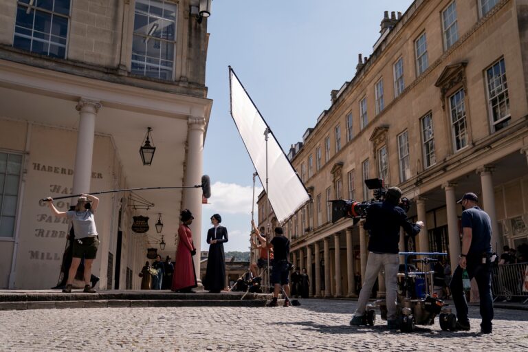 Set di Persuasion. Courtesy Netflix