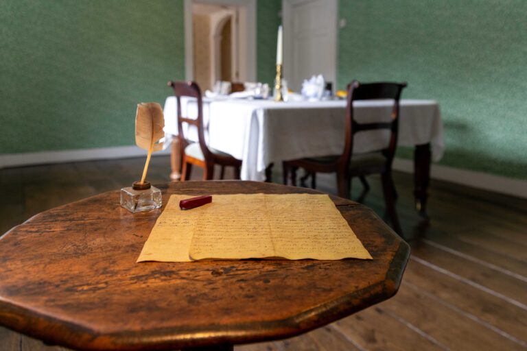 Tavolino da scrittura nella casa di Jane Austen. Courtesy Luke Shears for Jane Austen's House