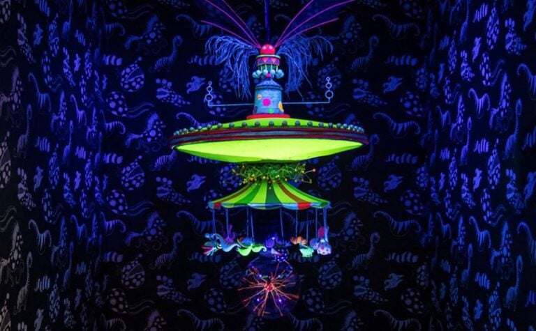 Il mondo grottesco e surreale di Tim Burton al Design Museum di Londra. Il video sulla mostra 