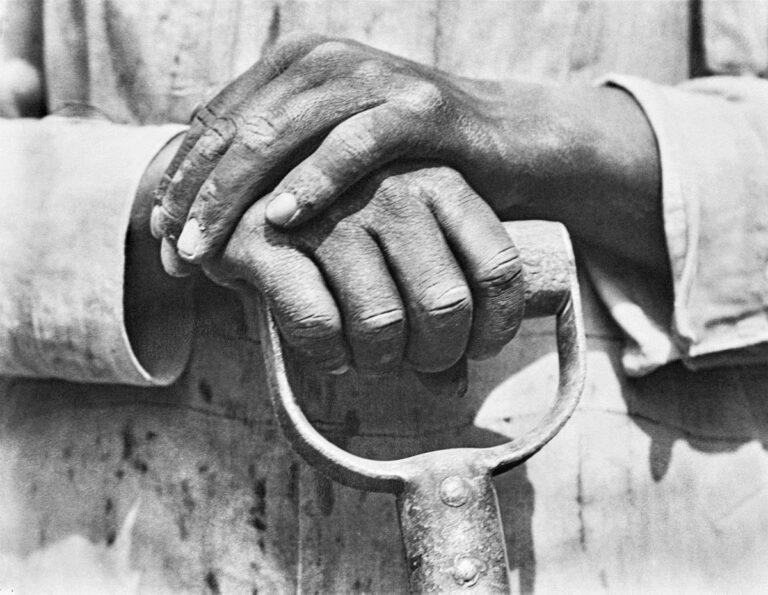 Tina Modotti, Mani sul badile, Messico, 1927 circa, Archivi Cinemazero - Pordenone