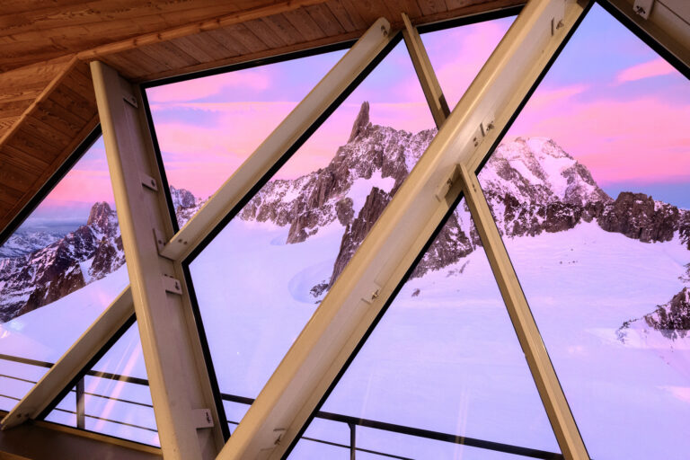 Uno scatto del Courmayeur Design Weekend 2024, le telecabine della Skyway innevate. Photo Giacomo Buzio