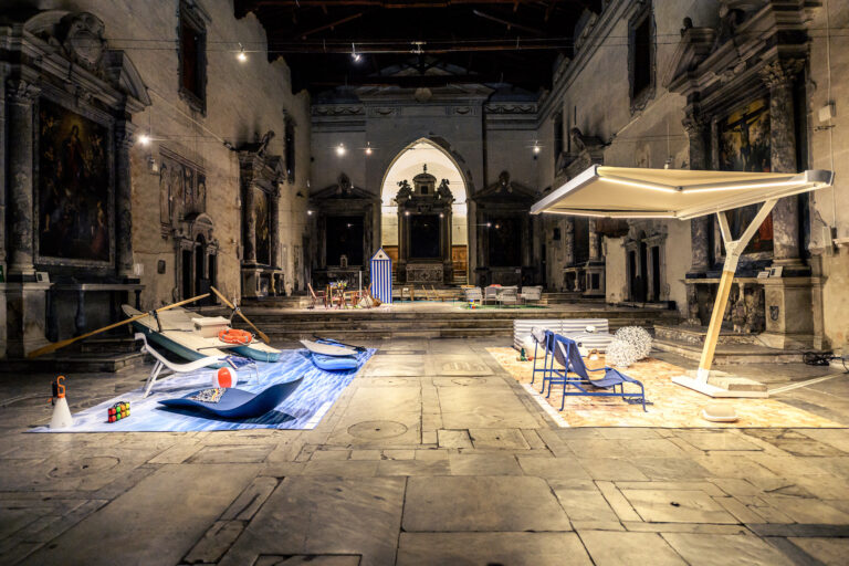 Uno scatto della Pietrasanta Design Week 2024, allestimento della mostra “Abitiamo alla marinara”. Photo Giacomo Buzio