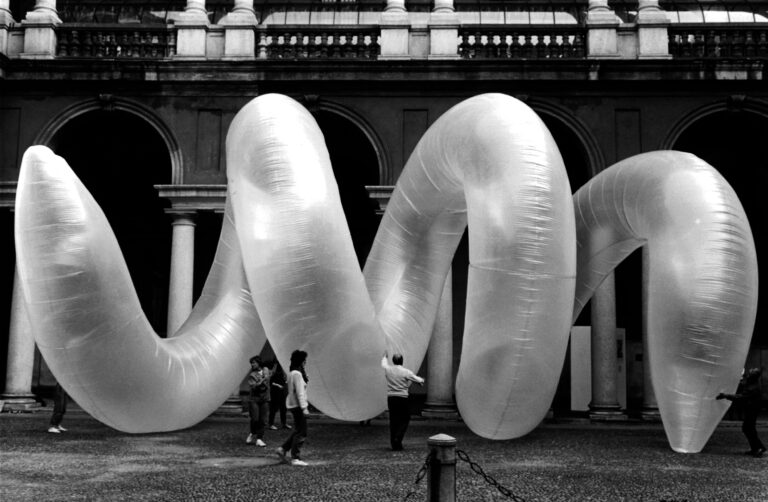 Franco Mazzucchelli, Elica, 1985. Intervento Ambientale, PVC, air. Cortile of Brera,Courtesy The Artist and ChertLüdde, Berlin