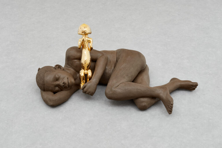 Victor Fotso Nyie, Ange gardien, 2022. ceramica e oro, 44 x 90 x 22 cm. Courtesy l’artista e P420, Bologna. Photo Carlo Favero