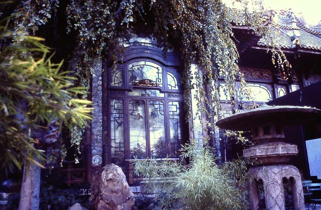 La Pagode, entrance, Parigi, 1977. Photo © Wikipedia, Guerinf