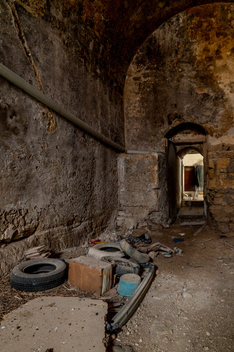 Lo stato dell'ex caserma di Lentini al momento della firma del Partenariato Speciale con il Libero Consorzio Comunale di Siracusa (già Provincia), 2024. Crediti: Foto di C.Arcidiacono - Proprietà della cooperativa Badia Lost & Found