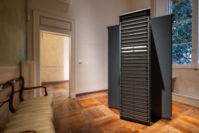 Alfredo Pirri, Ritratto di Palazzo, Palazzo Boncompagni, Bologna, Archivio, RWD-FWD , 2023-2025, composto da quattro elementi in legno con scatole conservative e fotografie conservative, 200 x 100 x100 cm, Marcela Ferreira