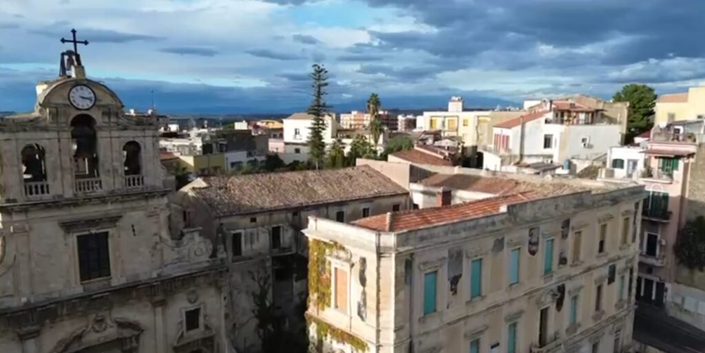 Vista aerea dell'ex caserma di Lentini. Crediti: Proprietà della cooperativa Badia Lost & Found, A. Franco e A. Pulvirenti