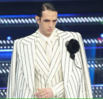 achille lauro a sanremo in dolce e gabbana Fenomenologia di Lucio Corsi. Un artista che squarcia la grande noia di Sanremo