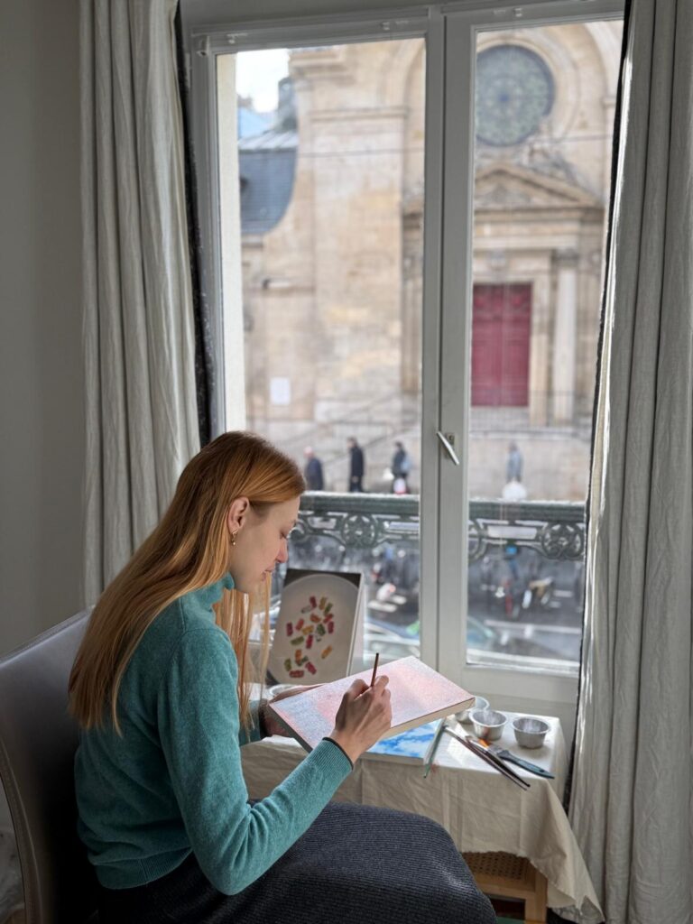 Arianna Marcolin nello studio di Parigi, con finestra sul Temple du Marais, 2025.