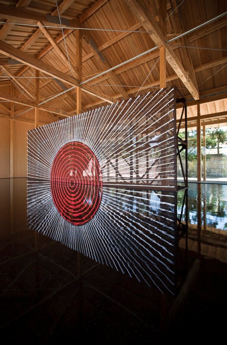 Yukinori Yanagi, Hinomaru Illumination, 2010. Neon, trasformatore di neon, circuito di programmazione, acciaio verniciato, specchio, acqua 220 x 450 x 660 cm Veduta dell'installazione, Inujima Art House Projects, Inujima. Foto YANAGI STUDIO