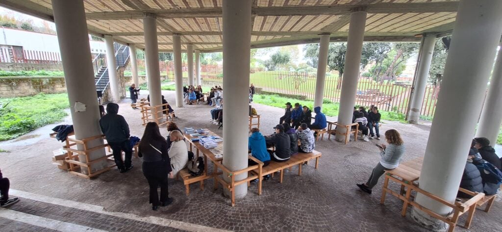 Da spazio dimenticato a cuore culturale della periferia est di Napoli. Il successo della Biblioteca Deledda