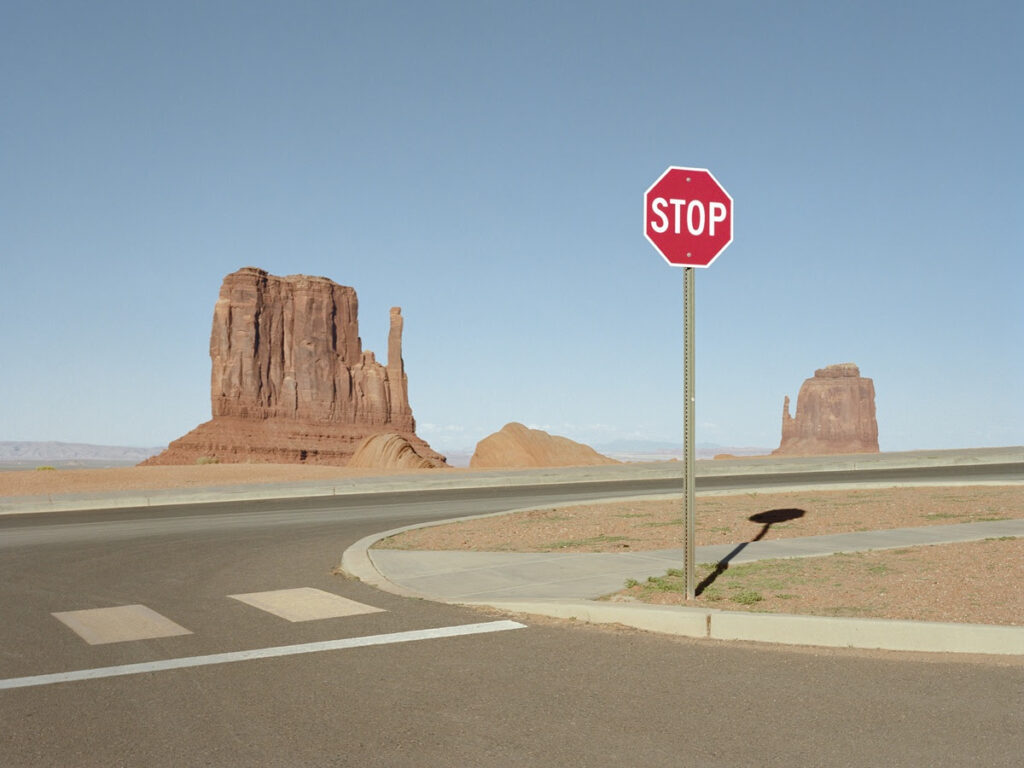 Dino Kužnik, Stop, 2019, Fotografia analogica, realizzata con Pentax 67 su pellicola Kodak Portra : Stampa ai pigmenti su carta fotografica d'archivio Ilford., 57 cm x 76 cm, 1:6. Courtesy- Photon Gallery