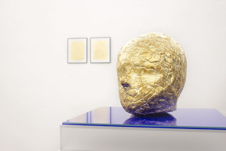 Elisabeth Scherffig Untitled, 2019, oro, porcellana 21x20cm