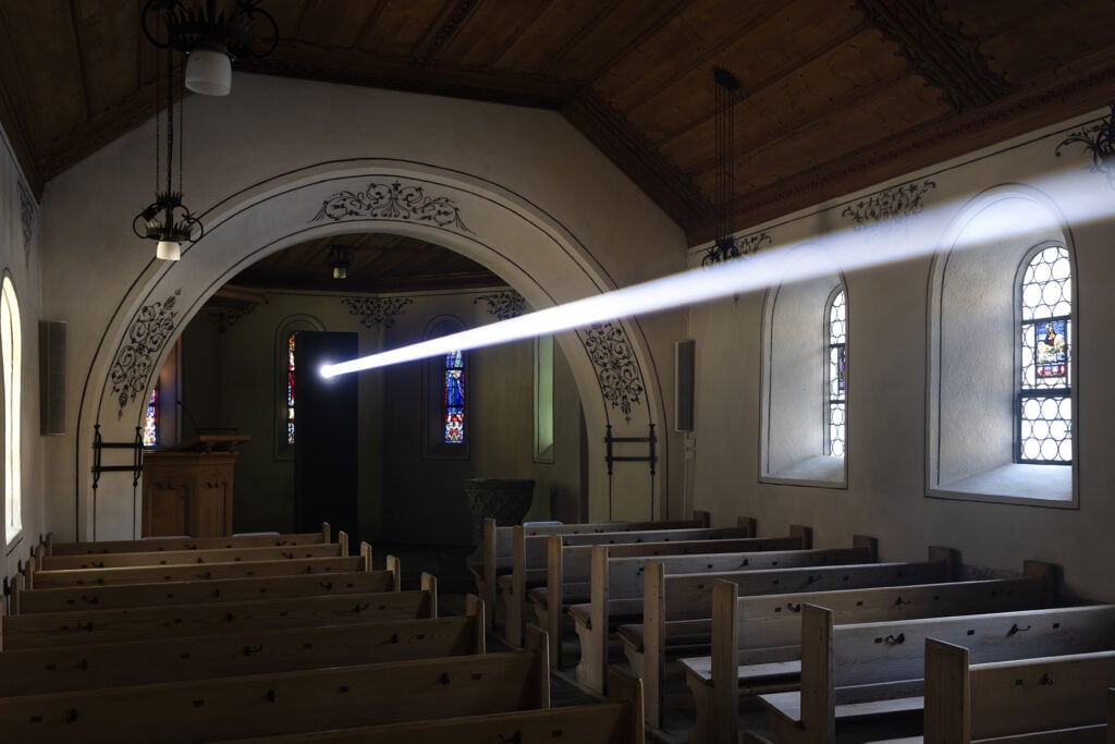 In Svizzera l’installazione di un light artist italiano illumina e trasforma una storica cappella