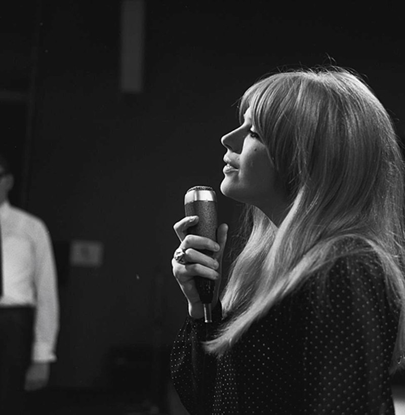 Marianne Faithfull singing Sunny Goodge Street, Les Parapluies de Cherbourg (Ne me quitte pas) and That's Right Baby in Dutch TV programme Fanclub. Registered 17 Sept. 1966, broadcast 23 Sept. 1966, Photographer A. Vente