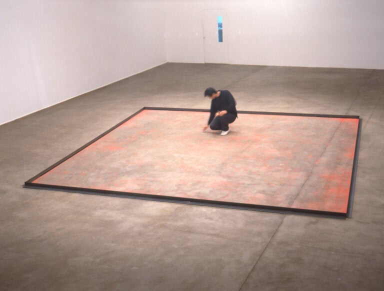 Yukinori Yanagi, Wandering Position, 1997. Formica, angolo d'acciaio, pastello a cera, monitor 520 x 520 cm. Veduta dell’installazione, Chisenhale Gallery, Londra, 1997 Foto YANAGI STUDIO