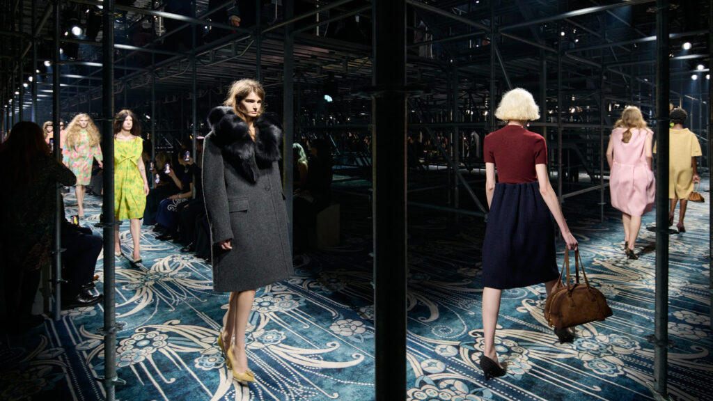 Prada rende bello il brutto mettendo in dubbio tutto alla Milano Fashion Week 2025