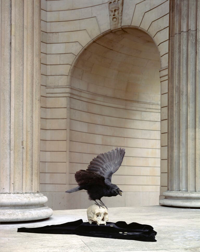 Karen Knorr, The Principles of Political Economy, from the series Capital (1990–1991), 2025, stampa Giclée su carta Hahnemühle Photo Rag Baryta (315 g)Giclée Print on Hahnemühle Photo Rag Baryta (315 g), 92x122 cm. Courtesy the artist and Matèria, Roma