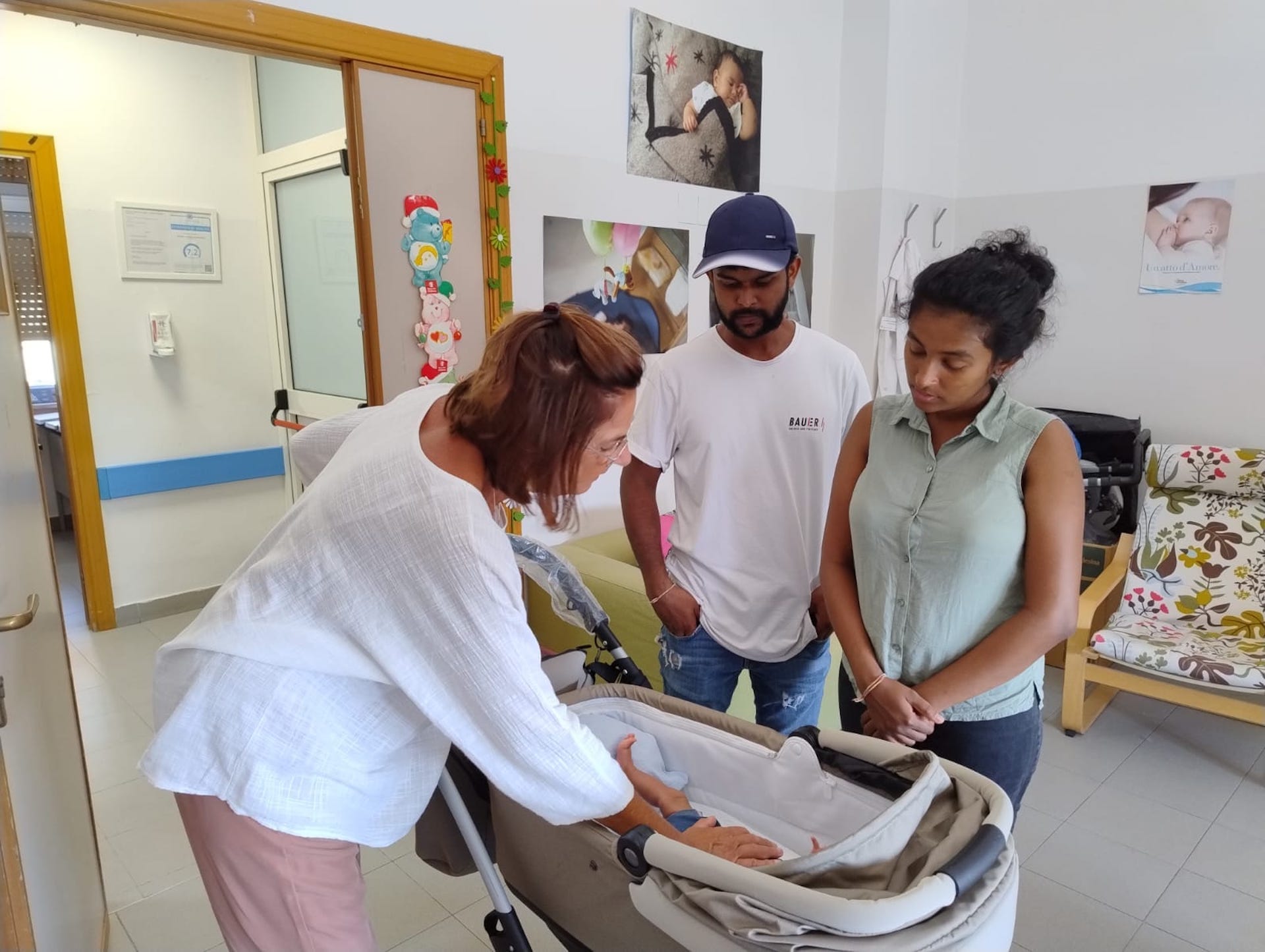 seguono i neo-genitori prima e dopo la nascita del bambino, accompagnandoli ai servizi socio-sanitari presenti sul territorio e intervenendo per fare da ponte nel caso di nuclei familiari particolarmente fragili.