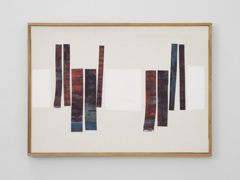 Nuvolo, Senza titolo (Bianco Collage), 1963. Collage di carta dipinta e pittura su tela preparata, 50 x 70 cm. Courtesy Collezione Andrea Ranocchia, Assisi. Palazzo Collicola, Spoleto. Photo Giuliano Vaccai