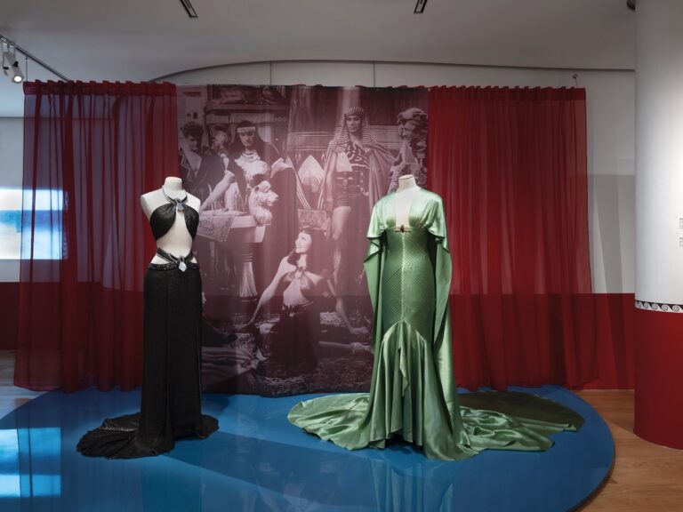 Parigi. Fondation Jérôme Seydoux-Pathé. Antiquité et cinéma, costumes de Claudette Colbert pour Cléopâtre, coll. Larry McQueen, photo François Ayme © Fondation Jérôme Seydoux-Pathé