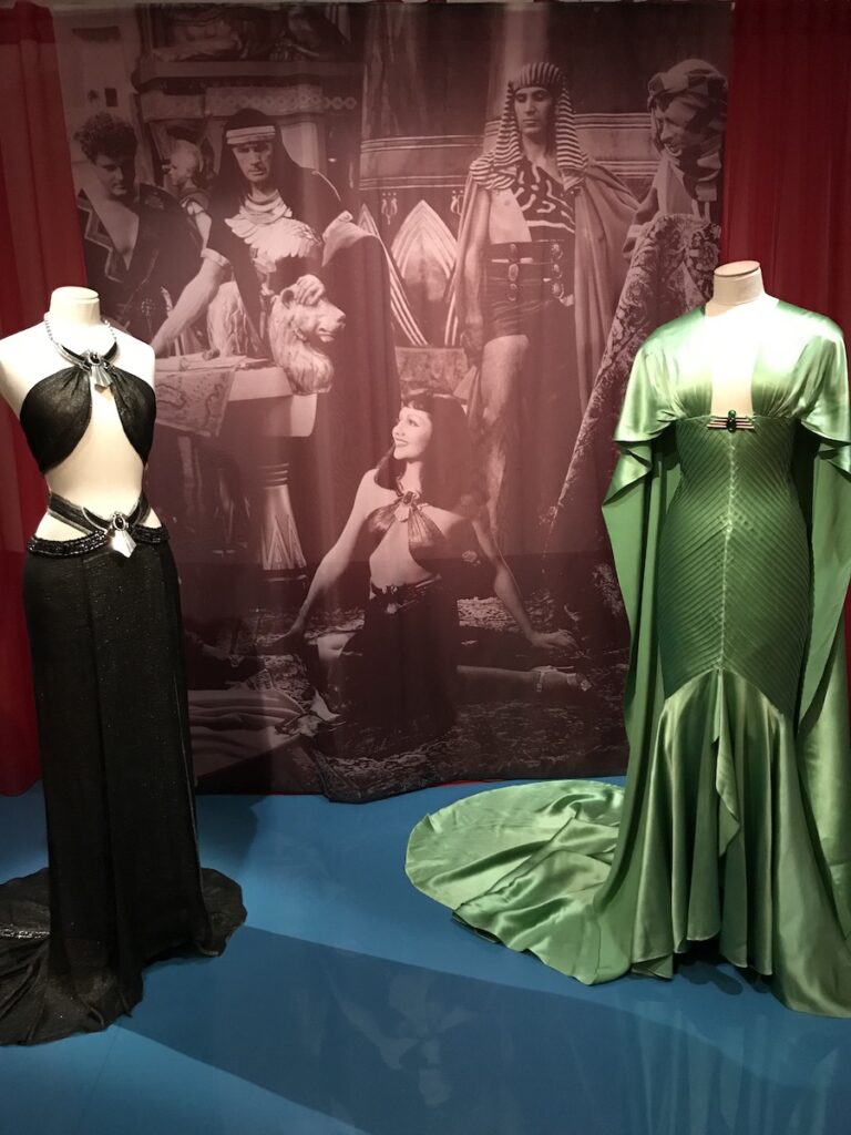 Parigi. Fondation Jérôme Seydoux-Pathé. Mostra Antiquité et cinéma. I costumi di Claudette Colbert in Cleopatra (1934)