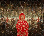 © Yayoi Kusama, Fireflies on the Water, 2002. Mirrors, plexiglass, lights, and water, 111 × 144 1/2 × 144 1/2 in. (281.9 × 367 × 367 cm). Whitney Museum of American Art, New York; purchase with funds from the Postwar Committee and the Contemporary Painting and Sculpture Committee and partial gift of Betsy Wittenborn Miller 2003.322. © Yayoi Kusama. Foto Jason Schmidt