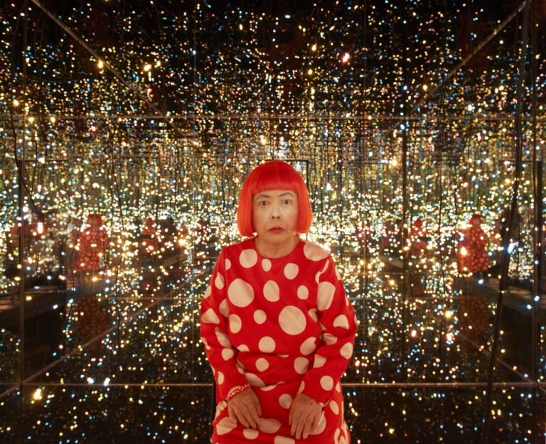 © Yayoi Kusama, Fireflies on the Water, 2002. Mirrors, plexiglass, lights, and water, 111 × 144 1/2 × 144 1/2 in. (281.9 × 367 × 367 cm). Whitney Museum of American Art, New York; purchase with funds from the Postwar Committee and the Contemporary Painting and Sculpture Committee and partial gift of Betsy Wittenborn Miller 2003.322. © Yayoi Kusama. Foto Jason Schmidt