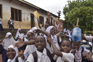 Arrivano acqua e servizi inclusivi in una scuola in Tanzania. Anche grazie all’arte 