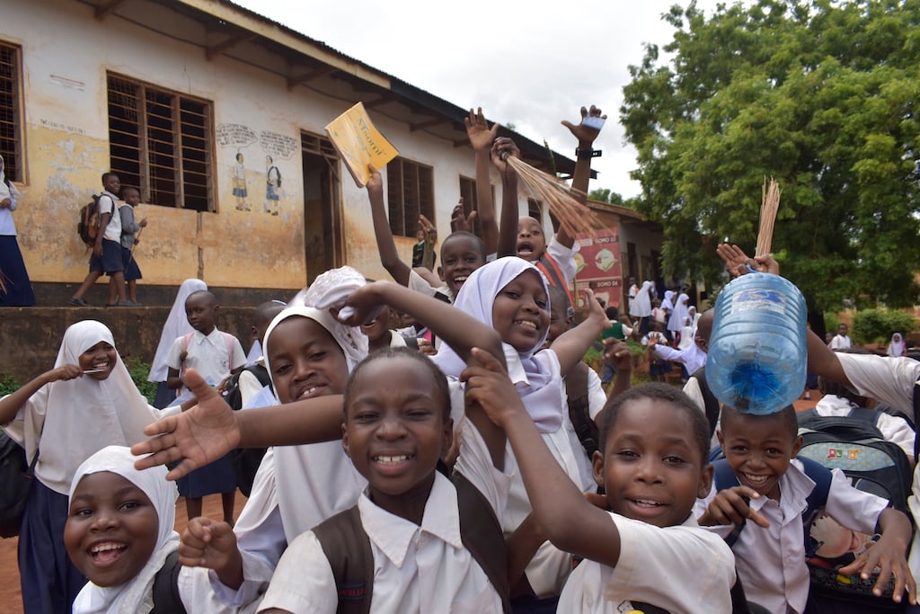 Arrivano acqua e servizi inclusivi in una scuola in Tanzania. Anche grazie all’arte 