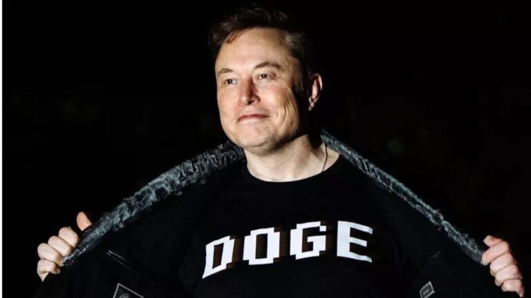 Elon Musk con la t shirt inneggiante al Department of Government Efficiency