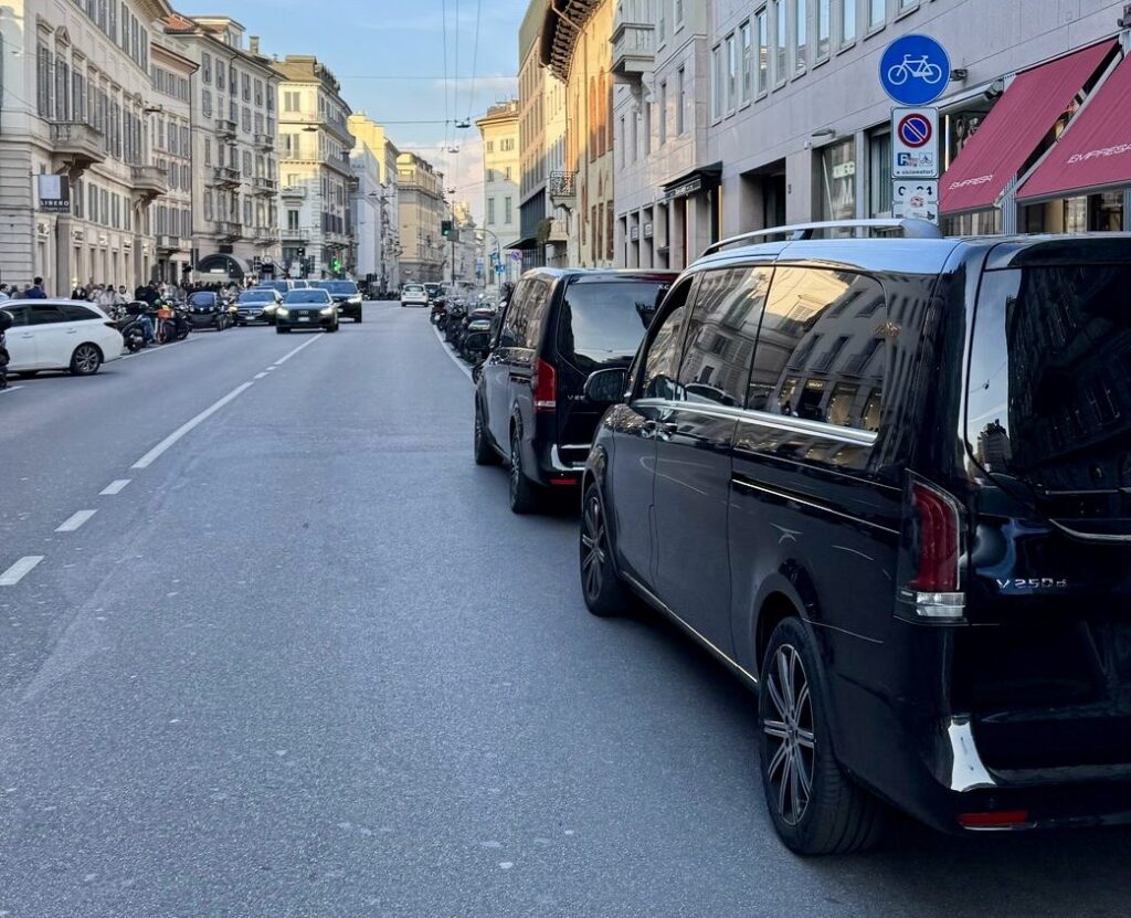 I van neri che invadono le strade di Milano durante la Fashion Week