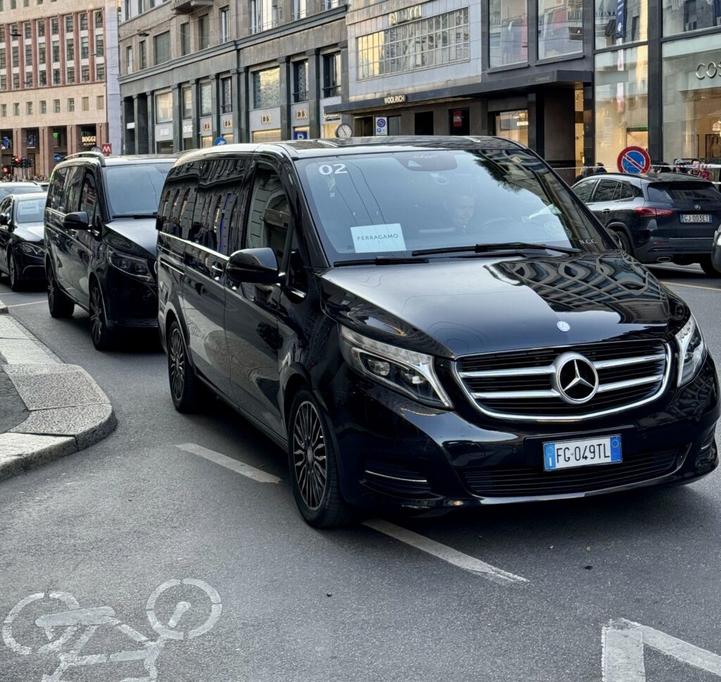 I van neri che invadono le strade di Milano durante la Fashion Week