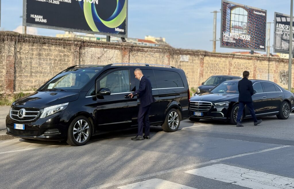 Van neri e berline di lusso dovunque. L’insostenibile impatto della Fashion Week su Milano