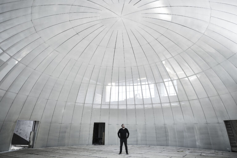 Rasmus Munk fotografato nella cupola in fase di completamento durante la costruzione di Alchemist nel 2019, foto di Claes Bech Poulsen, courtesy di Alchemist.