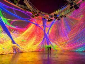 Refik Anadol e la sua installazione psichedelica al Guggenheim di Bilbao in omaggio a Frank Gehry